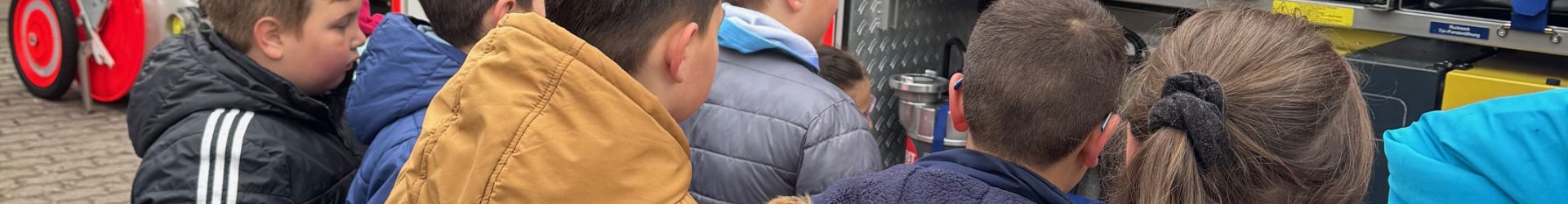 Der Jahrgang 3 besucht die Feuerwehr Fischbek